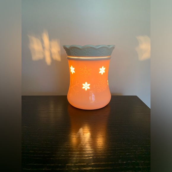 Scentsy Full Size Christmas Warmer Blizzard - Picture 10 of 10